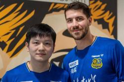 弗朗西斯卡鼓励樊(fán)振东，共同复盘比赛