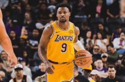 完成单臂(bì)補(bǔ)扣！布朗尼两场季前赛表现低迷(mí)，还能打NBA吗？