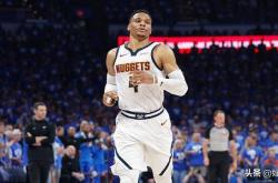 NBA传奇球星拉塞尔·威斯布鲁克在(zài)游艇上打篮球，保持状态