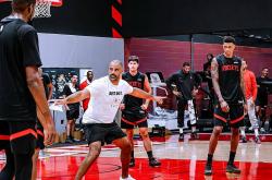 火箭訓(xùn)练：申(shēn)京隔扣亚当斯(sī)，小史密斯(sī)雙(shuāng)手暴扣