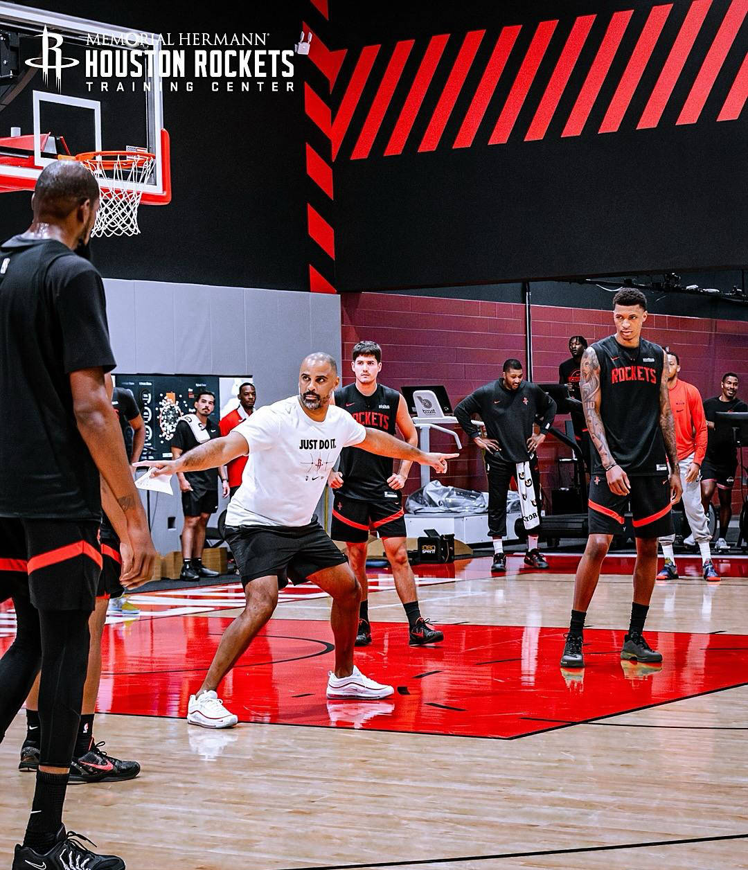 火箭训练：申京隔扣亚当斯，小史密斯双手暴扣