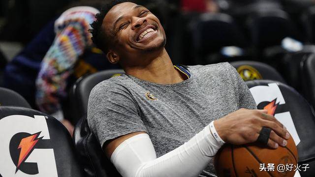 NBA传奇球星拉塞尔·威斯布鲁克在游艇上打篮球，保持状态