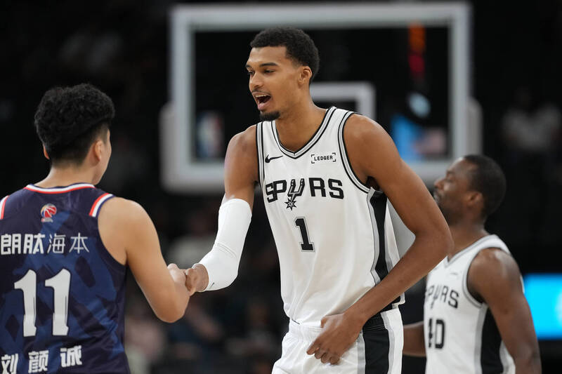 文班亚马复出秀全能身手，马刺打爆广州龙狮